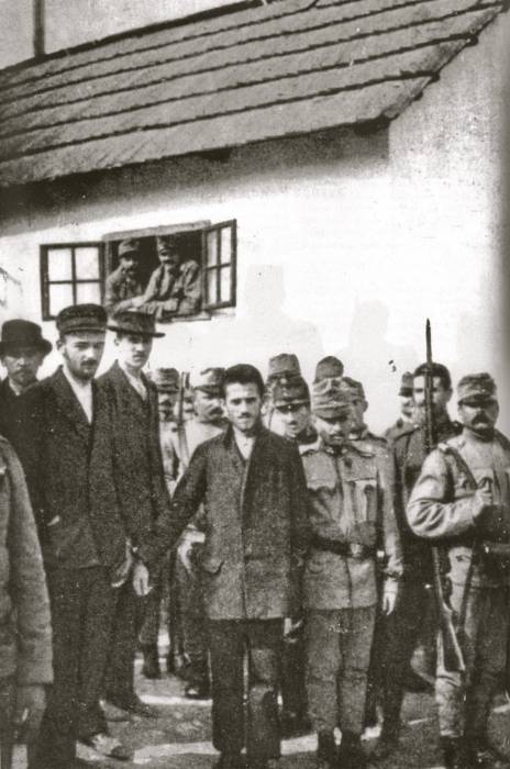 гаврила_принципа_полиција_спроводи_на_суђење.jpg гаврила_принципа_полиција_спроводи_на_суђење.jpg
