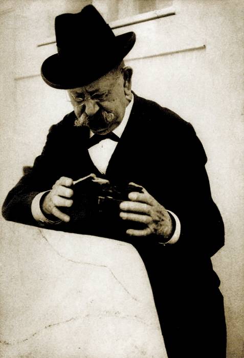 анастас_јовановић_са_детектив_фотоапаратом_марка_стојановића.jpg анастас_јовановић_са_детектив_фотоапаратом_марка_стојановића.jpg