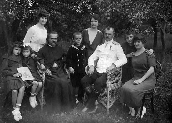 драгутин_гавриловић_са_породицом_1920.jpg драгутин_гавриловић_са_породицом_1920.jpg